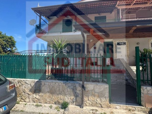 casa indipendente in vendita a Giugliano in Campania in zona Licola