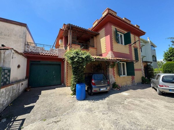 casa indipendente in vendita a Giugliano in Campania in zona Licola