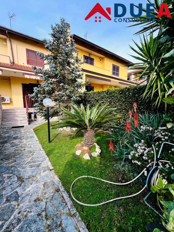 casa indipendente in vendita a Giugliano in Campania in zona Licola