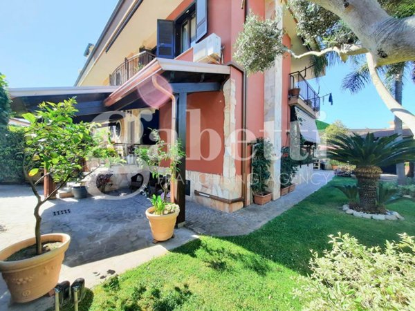 casa indipendente in vendita a Giugliano in Campania in zona Lago Patria