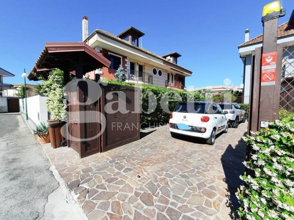 casa indipendente in vendita a Giugliano in Campania in zona Lago Patria