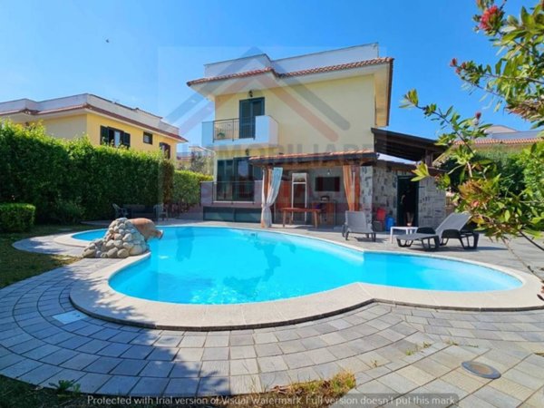 casa indipendente in vendita a Giugliano in Campania in zona Lago Patria