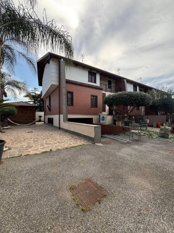 casa indipendente in vendita a Giugliano in Campania in zona Varcaturo