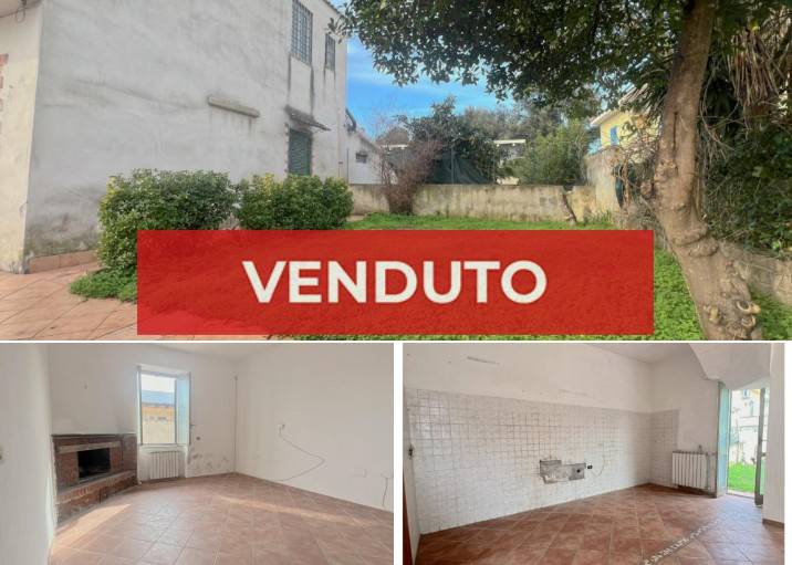 casa indipendente in vendita a Giugliano in Campania in zona Varcaturo