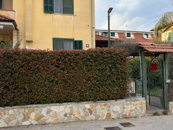 casa indipendente in vendita a Giugliano in Campania in zona Varcaturo