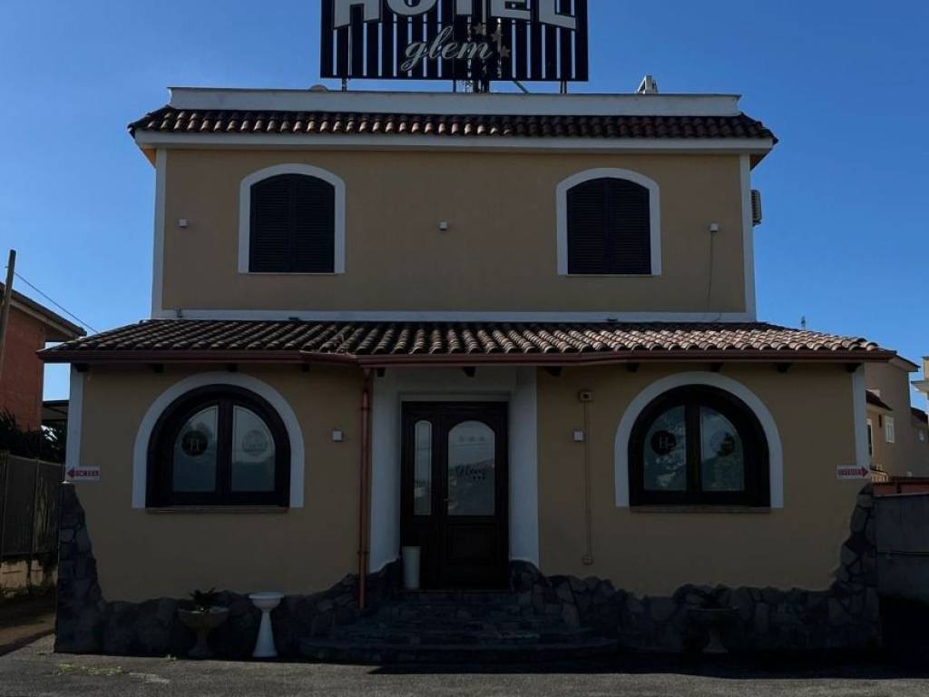negozio in vendita a Giugliano in Campania in zona Varcaturo
