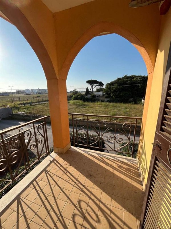 casa indipendente in vendita a Giugliano in Campania in zona Varcaturo