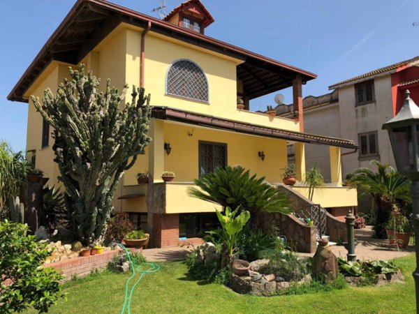 casa indipendente in vendita a Giugliano in Campania in zona Lago Patria
