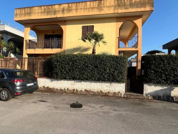 casa indipendente in vendita a Giugliano in Campania in zona Varcaturo