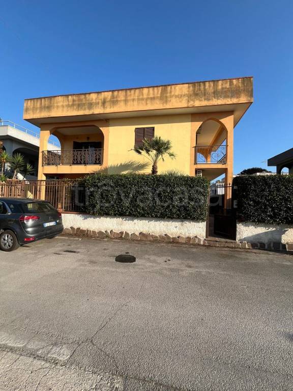 casa indipendente in vendita a Giugliano in Campania in zona Varcaturo