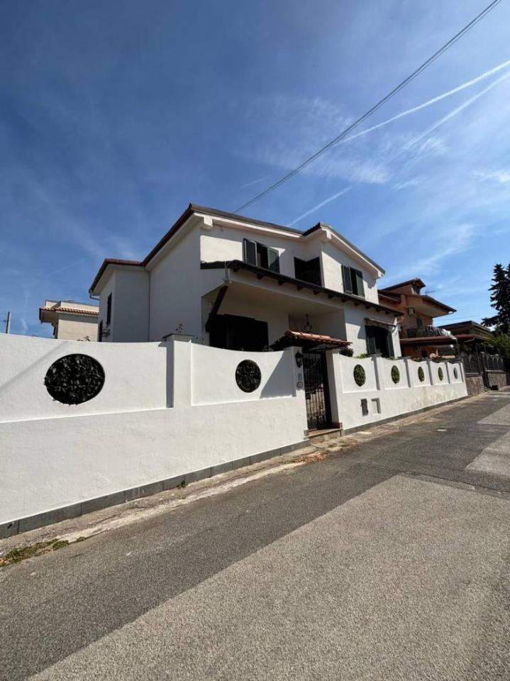 casa indipendente in vendita a Giugliano in Campania in zona Varcaturo