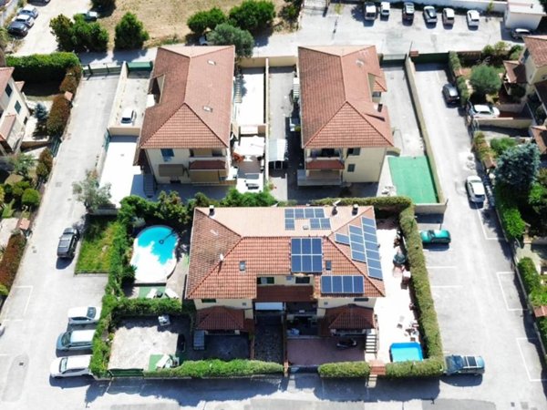 casa indipendente in vendita a Giugliano in Campania in zona Varcaturo
