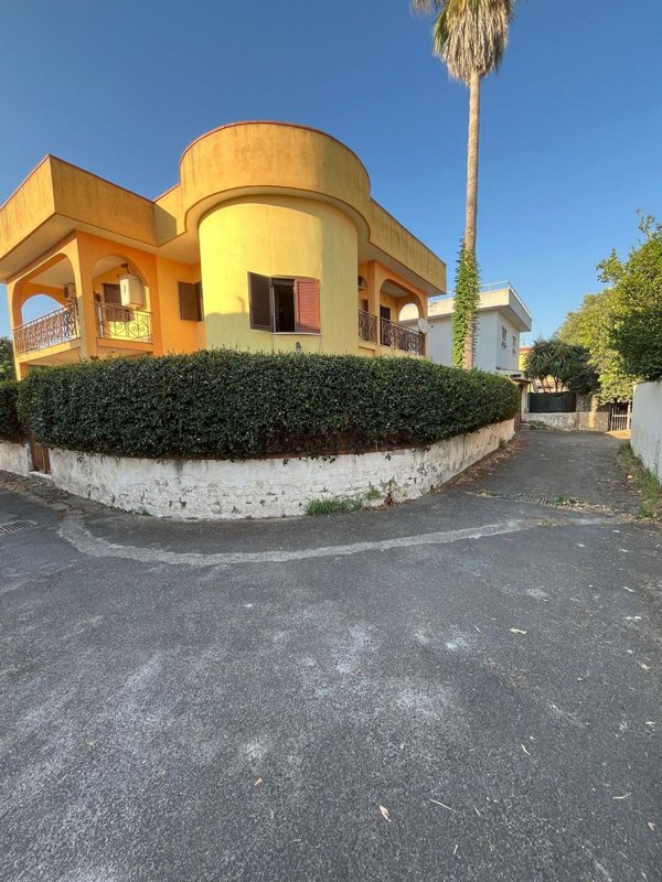 casa indipendente in vendita a Giugliano in Campania in zona Varcaturo