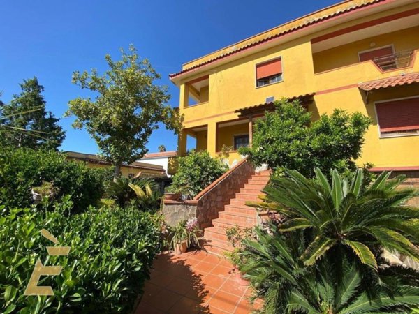 casa indipendente in vendita a Giugliano in Campania in zona Licola