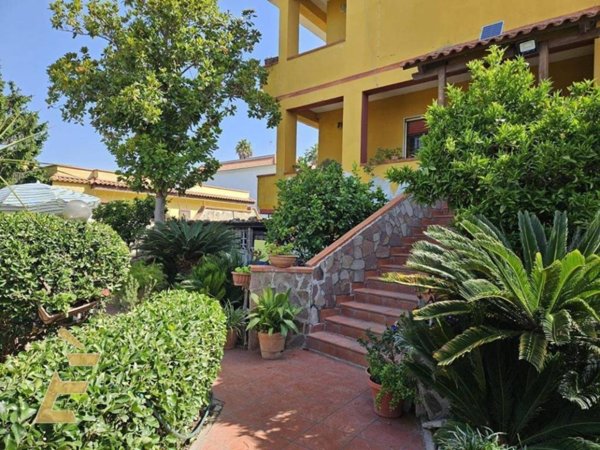 casa indipendente in vendita a Giugliano in Campania in zona Licola