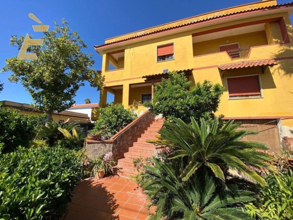 casa indipendente in vendita a Giugliano in Campania in zona Licola