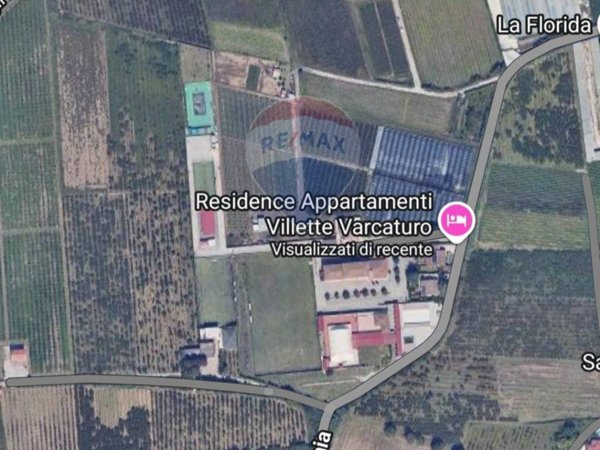 negozio in vendita a Giugliano in Campania in zona Varcaturo