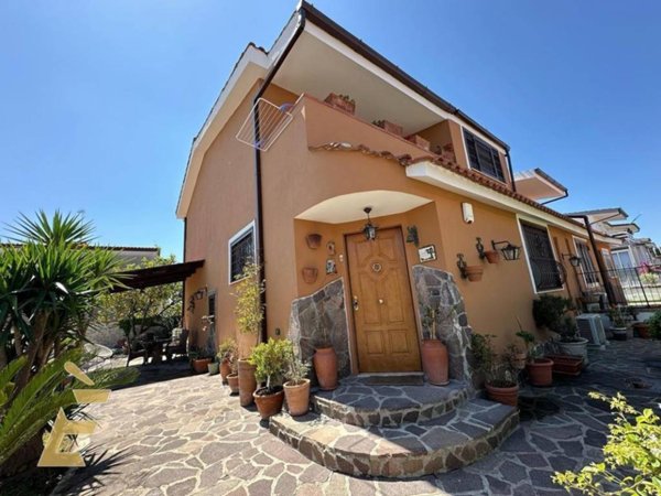 casa indipendente in vendita a Giugliano in Campania in zona Varcaturo