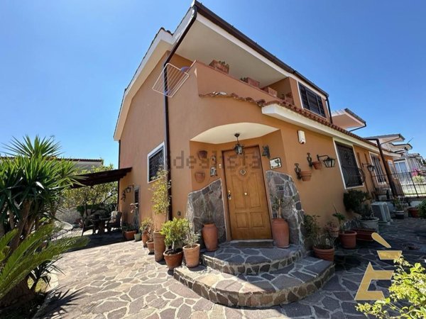 casa indipendente in vendita a Giugliano in Campania in zona Varcaturo