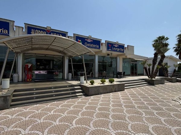 negozio in vendita a Giugliano in Campania in zona Varcaturo