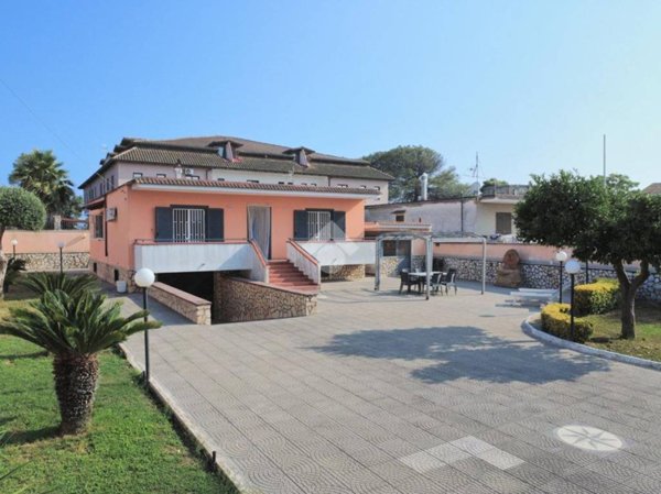 casa indipendente in vendita a Giugliano in Campania in zona Varcaturo