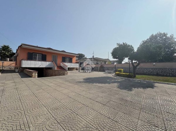 casa indipendente in vendita a Giugliano in Campania in zona Varcaturo