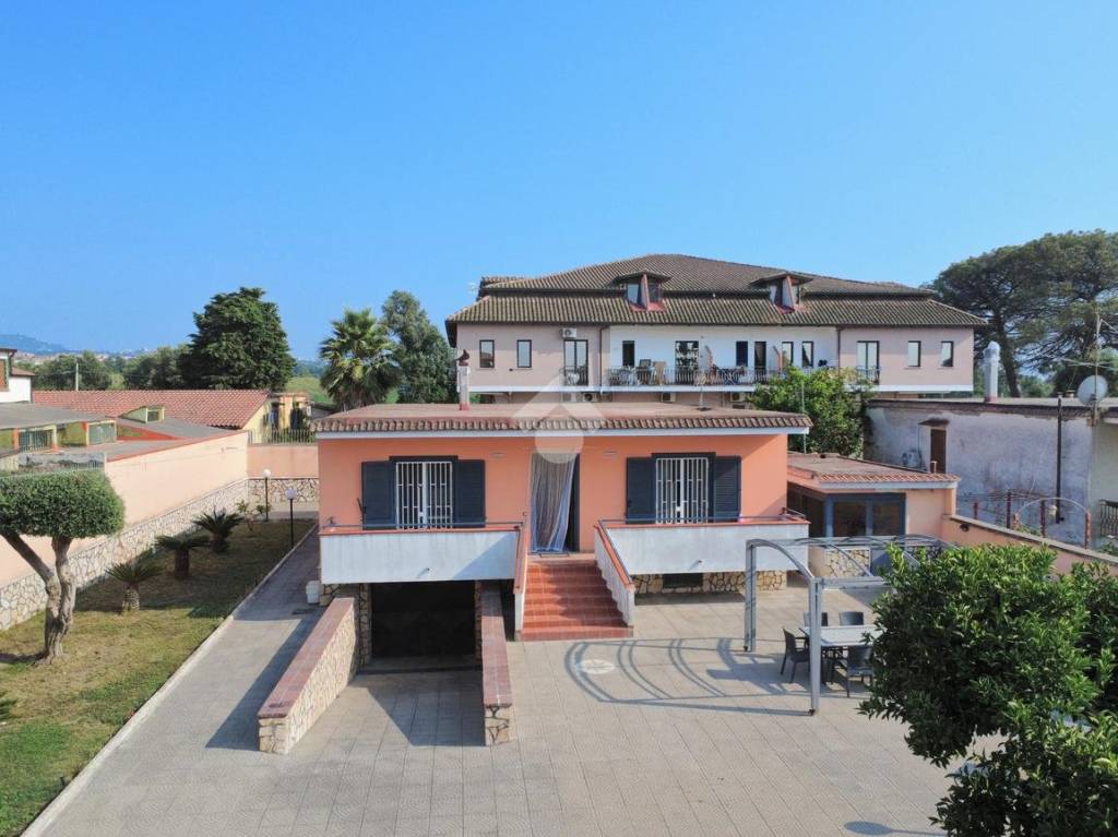 casa indipendente in vendita a Giugliano in Campania in zona Varcaturo