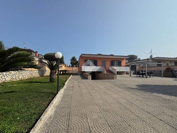 casa indipendente in vendita a Giugliano in Campania in zona Varcaturo