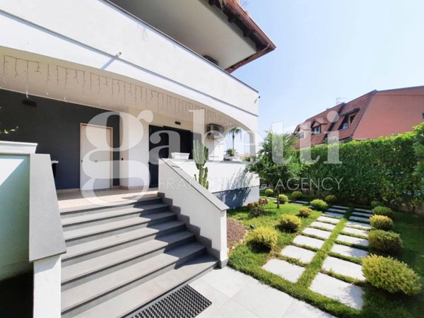 casa indipendente in vendita a Giugliano in Campania in zona Varcaturo