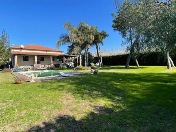 casa indipendente in vendita a Giugliano in Campania in zona Varcaturo