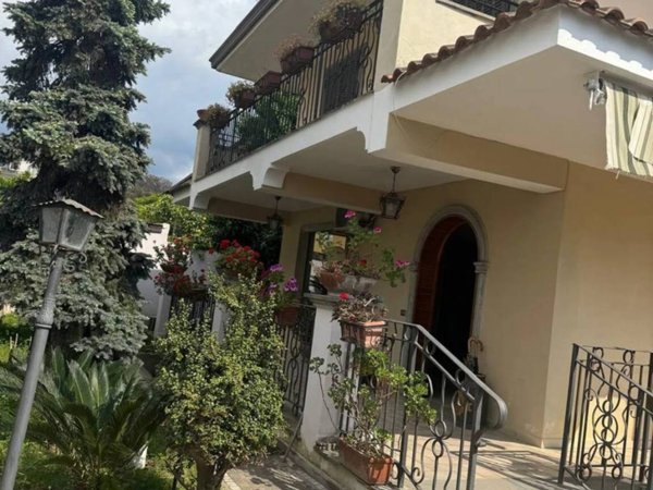 casa indipendente in vendita a Giugliano in Campania in zona Varcaturo