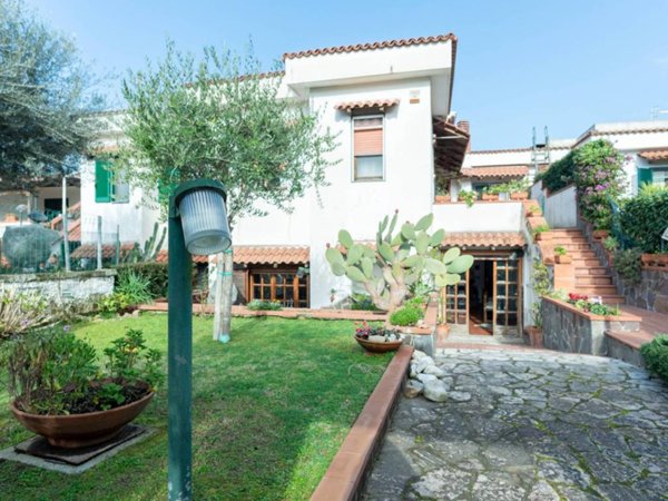 casa indipendente in vendita a Giugliano in Campania in zona Varcaturo