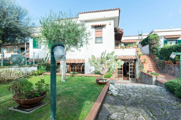 casa indipendente in vendita a Giugliano in Campania in zona Varcaturo
