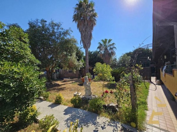 casa indipendente in vendita a Giugliano in Campania in zona Licola