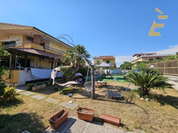 casa indipendente in vendita a Giugliano in Campania in zona Licola