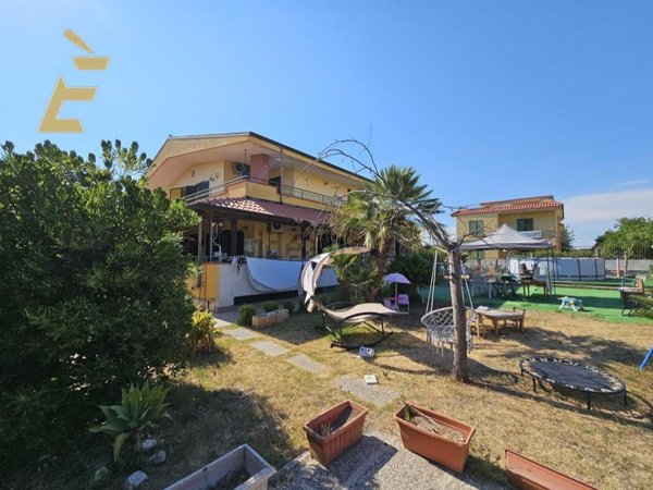 casa indipendente in vendita a Giugliano in Campania in zona Varcaturo