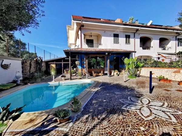 casa indipendente in vendita a Giugliano in Campania in zona Varcaturo