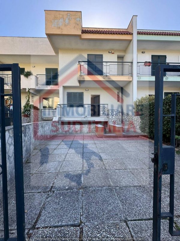 casa indipendente in vendita a Giugliano in Campania in zona Varcaturo
