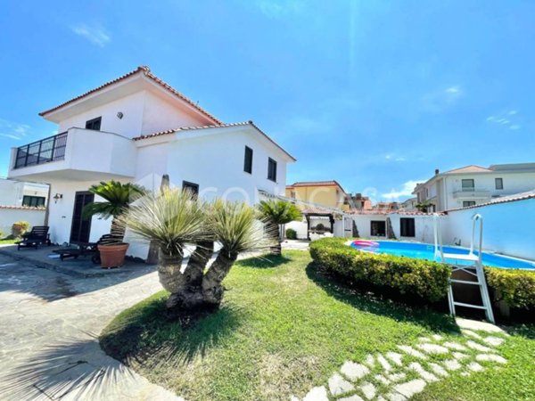 casa indipendente in vendita a Giugliano in Campania in zona Lago Patria