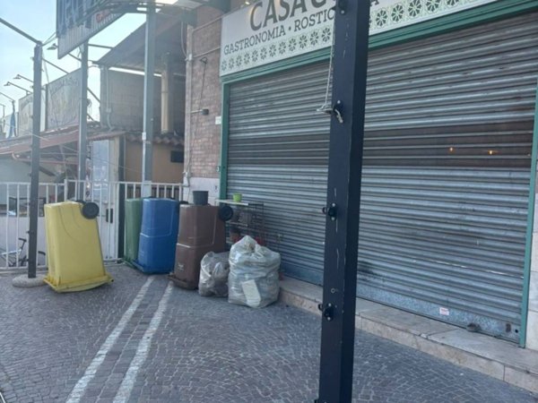 negozio in vendita a Giugliano in Campania in zona Varcaturo