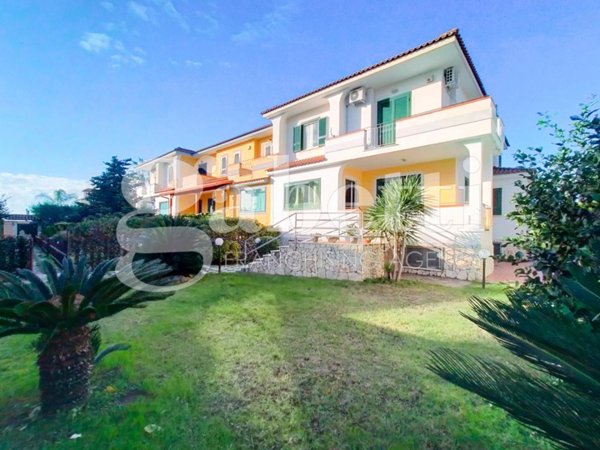casa indipendente in vendita a Giugliano in Campania in zona Lago Patria