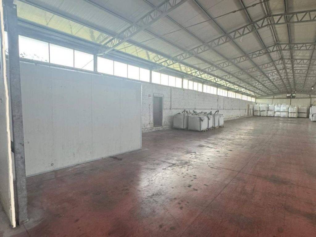 capannone in vendita a Giugliano in Campania