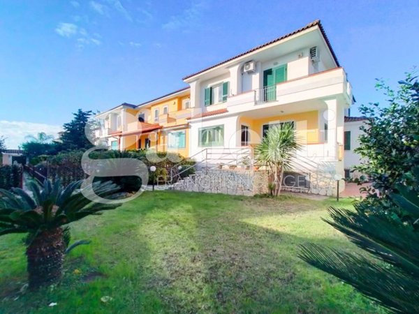casa indipendente in vendita a Giugliano in Campania in zona Lago Patria