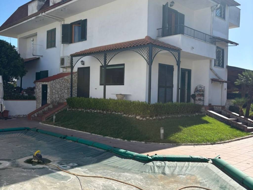 casa indipendente in vendita a Giugliano in Campania in zona Varcaturo