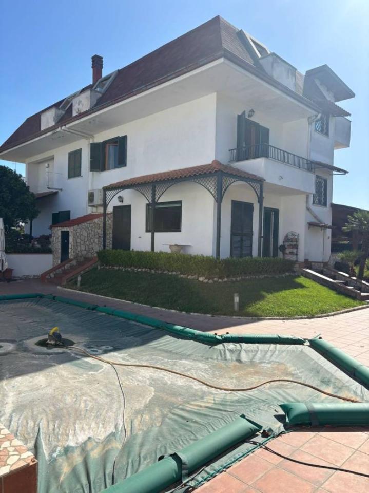 casa indipendente in vendita a Giugliano in Campania in zona Varcaturo