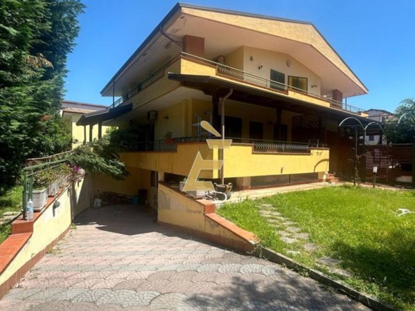 casa indipendente in vendita a Giugliano in Campania in zona Varcaturo
