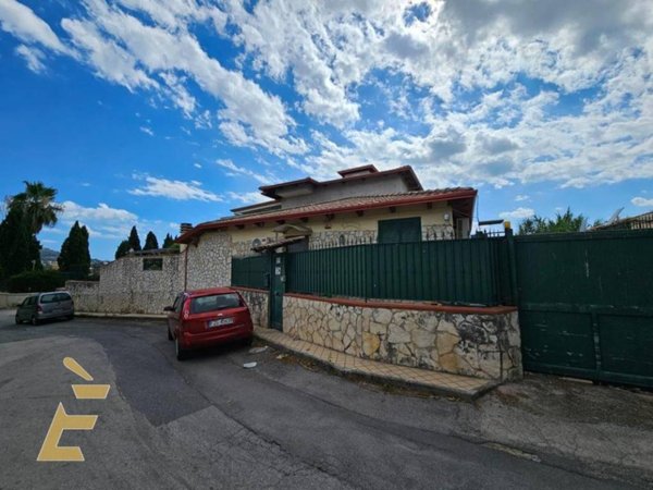 casa indipendente in vendita a Giugliano in Campania in zona Licola