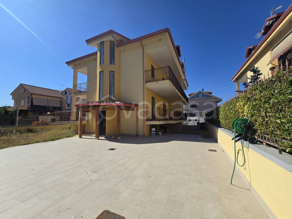 casa indipendente in vendita a Giugliano in Campania in zona Varcaturo