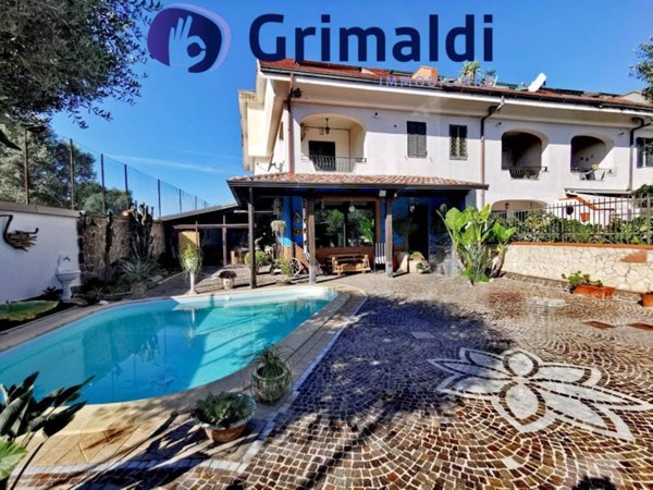 casa indipendente in vendita a Giugliano in Campania in zona Varcaturo