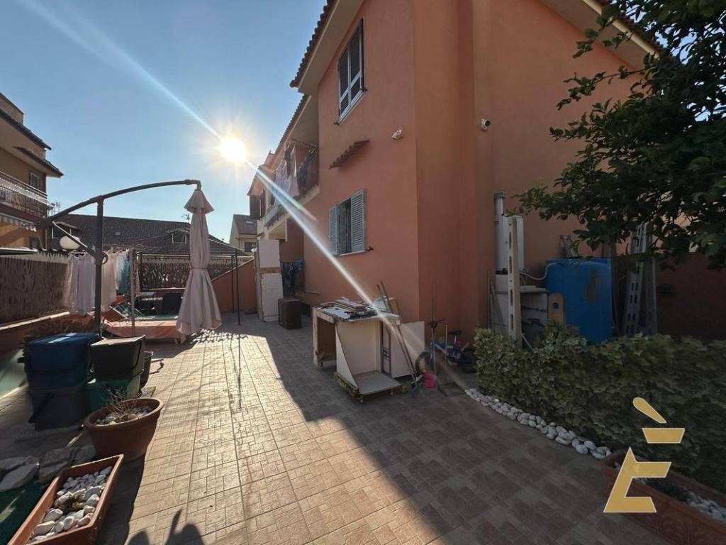 casa indipendente in vendita a Giugliano in Campania in zona Varcaturo